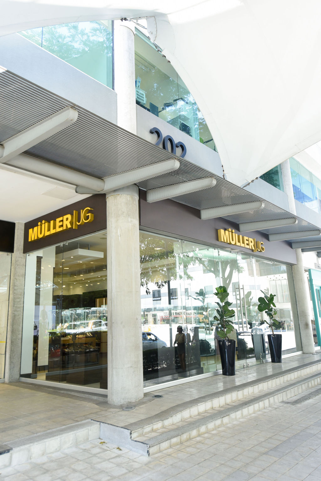 Muller Avenida Escazu storefront
